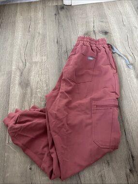 Figs Women's Skinny Cargo Scrub Pants in Mauve